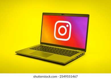 购买Instagram账号时识别虚假粉丝的技巧